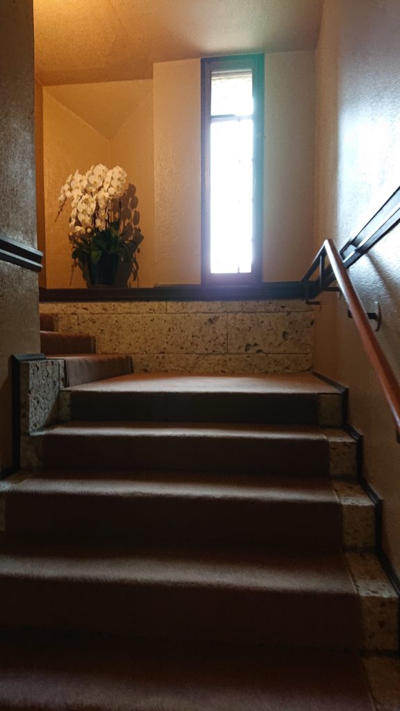 フランク・ロイド・ライト設計のヨドコウ迎賓館の入口から2階階段までの画像