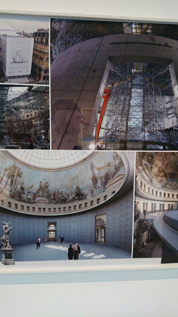 ブルス・ドゥ・コメルスの工事中の写真の展示の画像