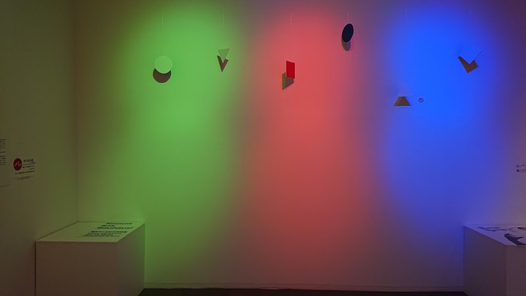 ヨハネス・イッテンの授業「色のある影」の参考画像
