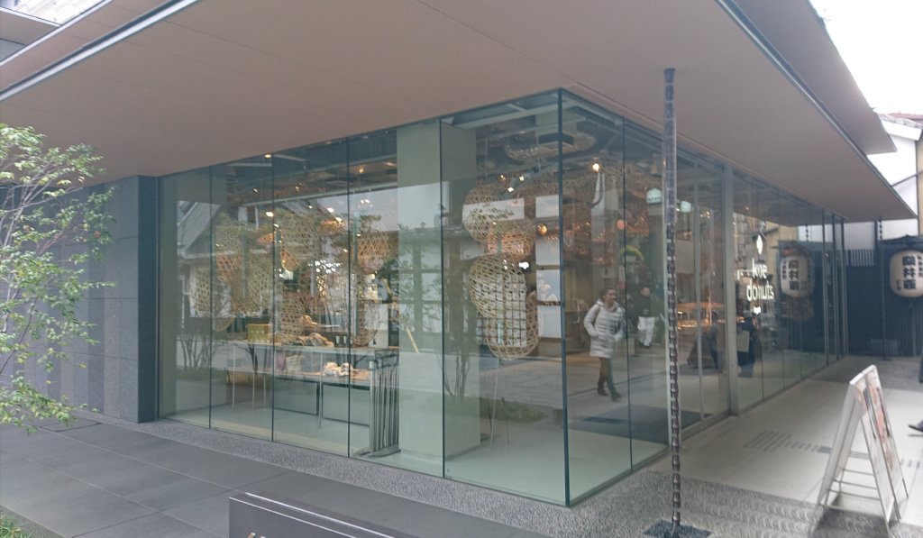 新京極通りの京都松竹阪井座ビルの1階にあるkoeDonut(コエドーナツ)の参考画像
