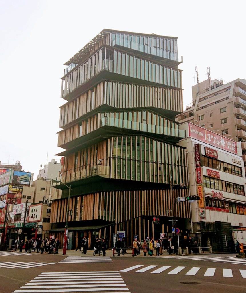 浅草の入口に建つ「浅草文化観光センター（隈研吾建築都市設計事務所）」の参考画像